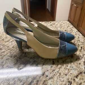 NWT Rialto Women's Tan and Blue Animal Print Pumps Size 10